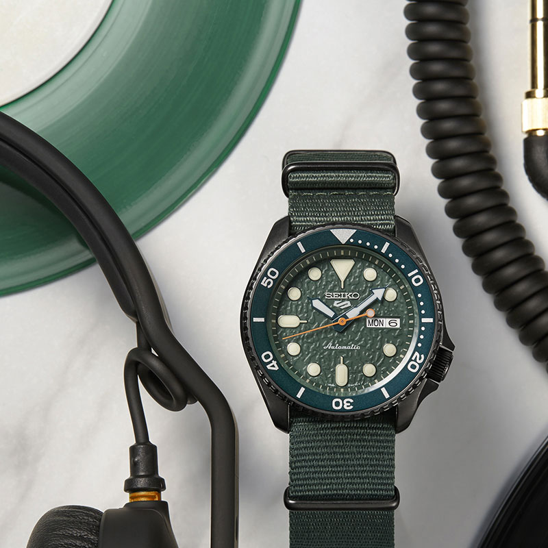 Seiko 5 SRPD77K1 Sense Sports Automatic Men's Wrist Watch